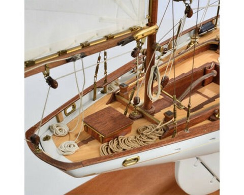 Maquette bois de voilier de luxe