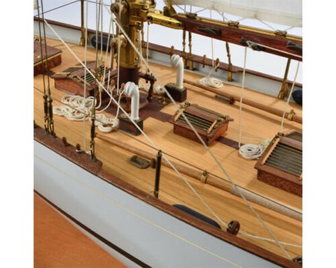 Maquette bois de voilier de luxe