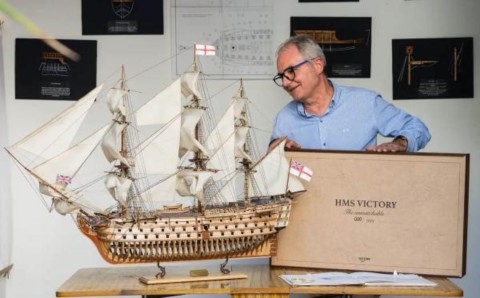 maquette de bateau en bois à l'échelle 1/87, le navire HMS Victory en édition limitée et numérotée.