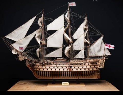 maquette de bateau en bois à l'échelle 1/87, le navire HMS Victory en édition limitée et numérotée.